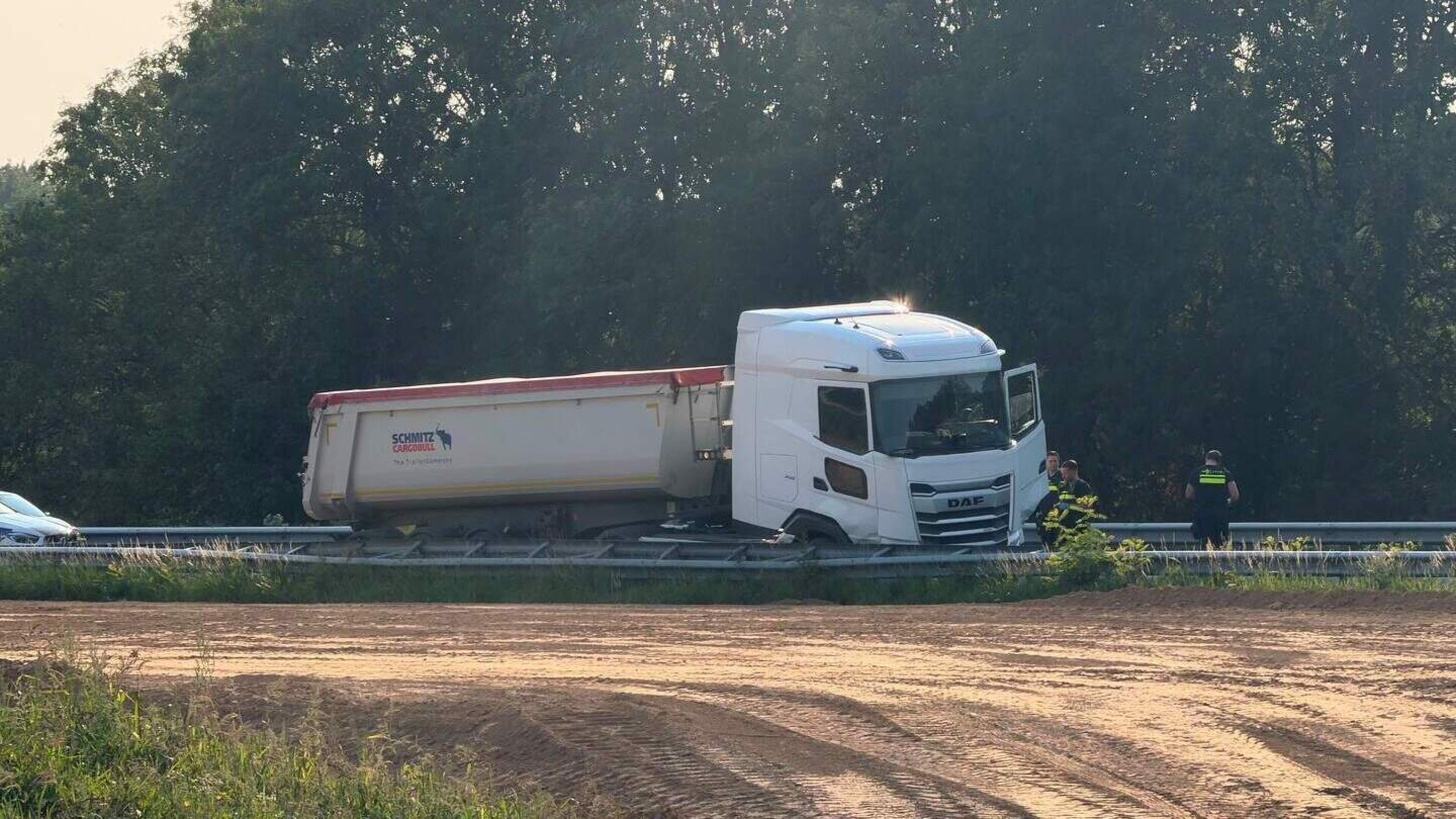 Meerdere werkzaamheden aan vangrail A2 bij Urmond na ongeluk met vrachtwagen, chauffeur overleden